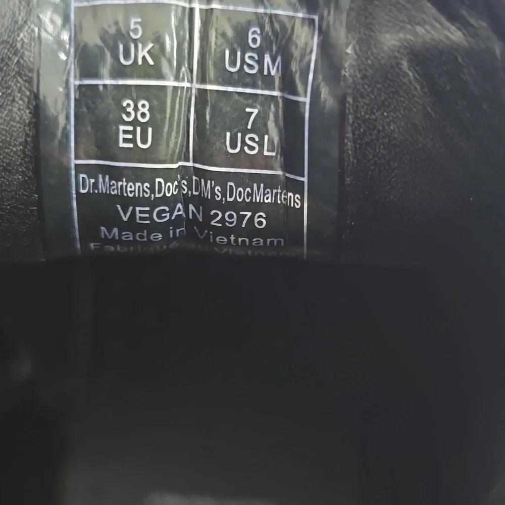 NWT Dr Martens Vegan 2976 Chelsea Boots - Picture 13 of 14